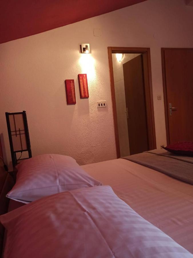 Guest House Mijo Sokol Brela Exterior photo